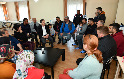 BAŞKAN ATAÇ DEPREMZEDE AİLELER İLE BULUŞTU
